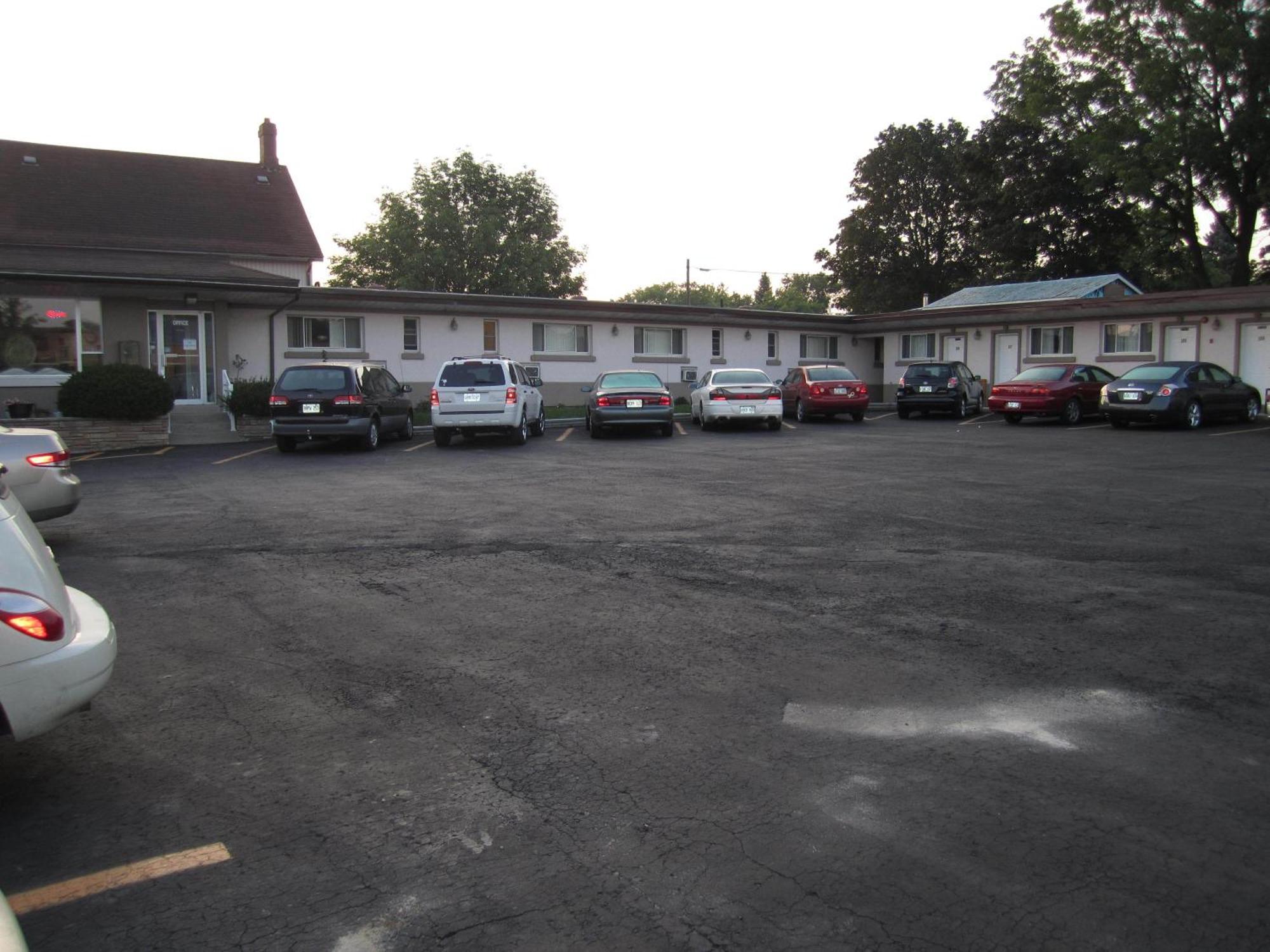 Canadiana Motel Hanover Buitenkant foto